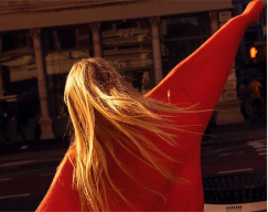 Femme pull rouge blonde maison 14